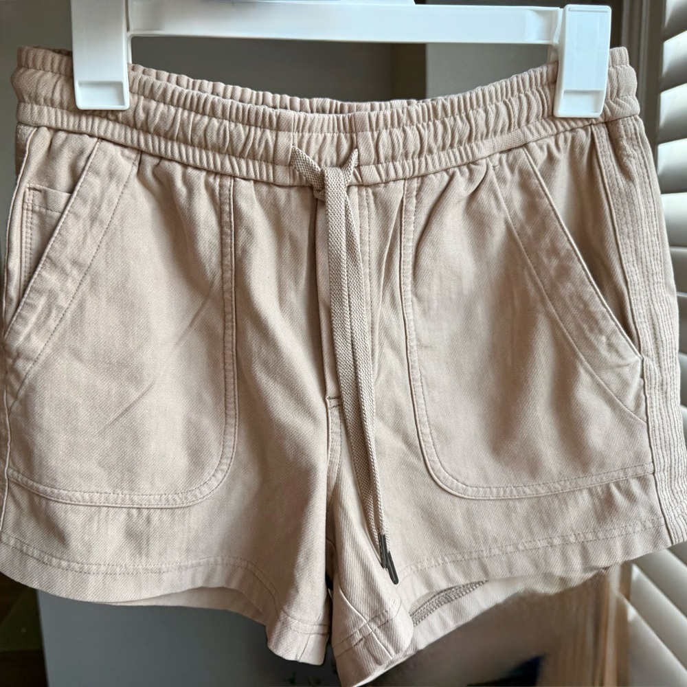 Athleta Farallon Beige/Kahki Shorts Sz 4 - Picture 2 of 4
